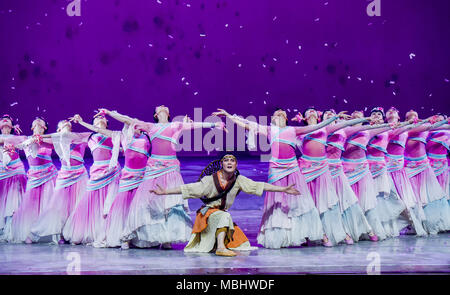 Nanning, Nanning, China. 11 Apr, 2018. Nanning, China - der Tanz Drama "Peach Blossom Land' in Nanning durchgeführt wird, im Südwesten Chinas Guangxi. Credit: SIPA Asien/ZUMA Draht/Alamy leben Nachrichten Stockfoto