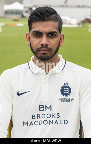 London, Großbritannien. 11 Apr, 2018. Ravi Patel von Middlesex County Cricket Club in der County Championship white Kit. Quelle: David Rowe/Alamy leben Nachrichten Stockfoto