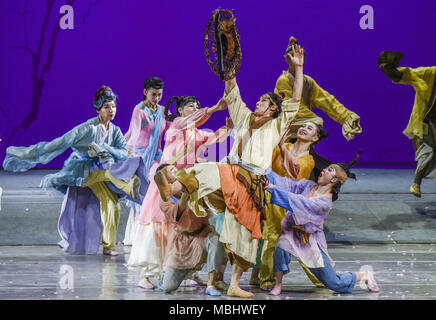 Nanning, Nanning, China. 11 Apr, 2018. Nanning, China - der Tanz Drama "Peach Blossom Land' in Nanning durchgeführt wird, im Südwesten Chinas Guangxi. Credit: SIPA Asien/ZUMA Draht/Alamy leben Nachrichten Stockfoto