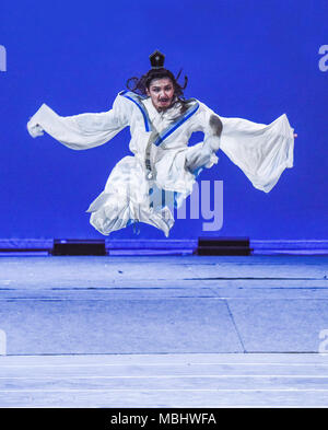 Nanning, Nanning, China. 11 Apr, 2018. Nanning, China - der Tanz Drama "Peach Blossom Land' in Nanning durchgeführt wird, im Südwesten Chinas Guangxi. Credit: SIPA Asien/ZUMA Draht/Alamy leben Nachrichten Stockfoto