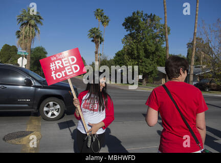 In Tempe, Arizona, USA. 11 Apr, 2018. Lehrer nehmen an einem "begehbaren" Demonstration am Mittwoch, den 11. April 2018, an Broadmor Volksschule in Tempe, Arizona. Lehrer inszenierte Walk-ins über den ganzen Staat Mittwoch in Fortsetzung fordert höhere Löhne und mehr Mittel für die öffentlichen Schulen. Credit: Ben Moffat/über ZUMA ZUMA Kabel/Kabel/Alamy leben Nachrichten Stockfoto