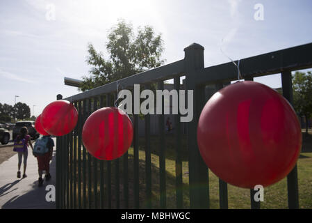 In Tempe, Arizona, USA. 11 Apr, 2018. Rote Luftballons, symbolisiert die'' Rot für Ed''-Bewegung, der Zaun dekorieren außerhalb Broadmor Grundschule am Mittwoch, 11. April 2018, in Tempe, Arizona. Lehrer inszenierte Walk-ins über den ganzen Staat Mittwoch in Fortsetzung fordert höhere Löhne und mehr Mittel für die öffentlichen Schulen. Credit: Ben Moffat/über ZUMA ZUMA Kabel/Kabel/Alamy leben Nachrichten Stockfoto