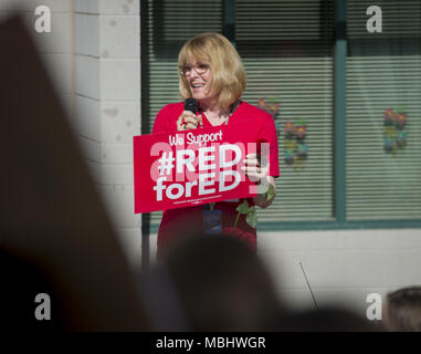 In Tempe, Arizona, USA. 11 Apr, 2018. Kindergärtnerin WENDY JUNG spricht während einer "begehbaren" Demonstration am Mittwoch, den 11. April 2018, an Broadmor Volksschule in Tempe, Arizona. Lehrer inszenierte Walk-ins über den ganzen Staat Mittwoch in Fortsetzung fordert höhere Löhne und mehr Mittel für die öffentlichen Schulen. Credit: Ben Moffat/über ZUMA ZUMA Kabel/Kabel/Alamy leben Nachrichten Stockfoto