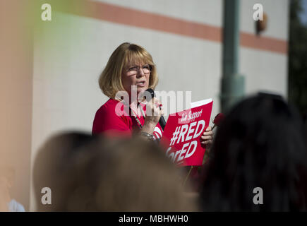 In Tempe, Arizona, USA. 11 Apr, 2018. Kindergärtnerin WENDY JUNG spricht während einer "begehbaren" Demonstration am Mittwoch, den 11. April 2018, an Broadmor Volksschule in Tempe, Arizona. Lehrer inszenierte Walk-ins über den ganzen Staat Mittwoch in Fortsetzung fordert höhere Löhne und mehr Mittel für die öffentlichen Schulen. Credit: Ben Moffat/über ZUMA ZUMA Kabel/Kabel/Alamy leben Nachrichten Stockfoto