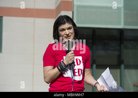 In Tempe, Arizona, USA. 11 Apr, 2018. Vierte Lehrer ELIZABETH BROWNE spricht während einer "begehbaren" Demonstration am Mittwoch, den 11. April 2018, an Broadmor Volksschule in Tempe, Arizona. Lehrer inszenierte Walk-ins über den ganzen Staat Mittwoch in Fortsetzung fordert höhere Löhne und mehr Mittel für die öffentlichen Schulen. Credit: Ben Moffat/über ZUMA ZUMA Kabel/Kabel/Alamy leben Nachrichten Stockfoto