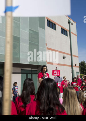 In Tempe, Arizona, USA. 11 Apr, 2018. Vierte Lehrer ELIZABETH BROWNE spricht während einer "begehbaren" Demonstration am Mittwoch, den 11. April 2018, an Broadmor Volksschule in Tempe, Arizona. Lehrer inszenierte Walk-ins über den ganzen Staat Mittwoch in Fortsetzung fordert höhere Löhne und mehr Mittel für die öffentlichen Schulen. Credit: Ben Moffat/über ZUMA ZUMA Kabel/Kabel/Alamy leben Nachrichten Stockfoto