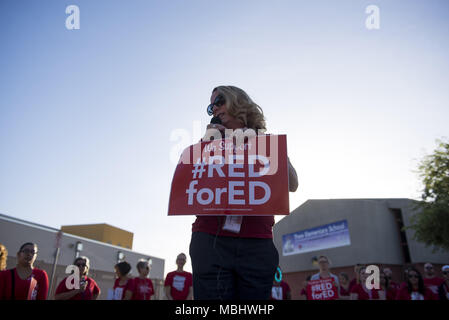 In Tempe, Arizona, USA. 11 Apr, 2018. Principal MARISSA SCHNECKLOTH spricht während einer "begehbaren" Demonstration am Mittwoch, den 11. April 2018, an Thew Volksschule in Tempe, Arizona. Lehrer inszenierte Walk-ins über den ganzen Staat Mittwoch in Fortsetzung fordert höhere Löhne und mehr Mittel für die öffentlichen Schulen. Credit: Ben Moffat/über ZUMA ZUMA Kabel/Kabel/Alamy leben Nachrichten Stockfoto