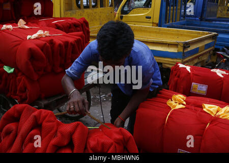 Dhaka, Bangladesch. 11 Apr, 2018. Ein Arbeiter liefert Kunststoff netto am Land größte Großhandel Markt Kawran Bazar. Quelle: Md. mehedi Hasan/ZUMA Draht/Alamy leben Nachrichten Stockfoto