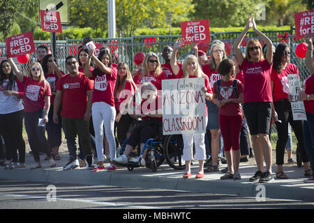 In Tempe, Arizona, USA. 11 Apr, 2018. Lehrer, Eltern und Schüler halten Schilder und Shout Slogans während einer "begehbaren" Demonstration am Mittwoch, an Broadmor Volksschule in Tempe, Arizona. Lehrer inszenierte Walk-ins über den ganzen Staat Mittwoch in Fortsetzung fordert höhere Löhne und mehr Mittel für die öffentlichen Schulen. Credit: Ben Moffat/über ZUMA ZUMA Kabel/Kabel/Alamy leben Nachrichten Stockfoto