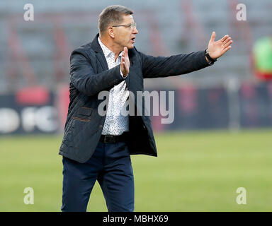 BUDAPEST, Ungarn - 11. April: Haupttrainer Supka Attila Budapest Honved reagiert während die ungarische OTP Bank Liga Match zwischen Honved Budapest und Videoton FC am Bozsik Stadion am 11. April in Budapest, Ungarn, 2018. Stockfoto