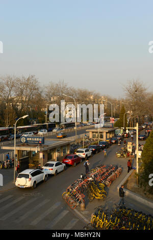 Autos und Fahrräder durch die yuquan Road U-Bahn Station auf Fuxing Road in Central Western Beijing geparkt werden, China als rush hour Ansätze Stockfoto