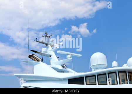 Top Super Yacht mit Radaren, die Antenne gegen bewölkt blauer Himmel. Stockfoto