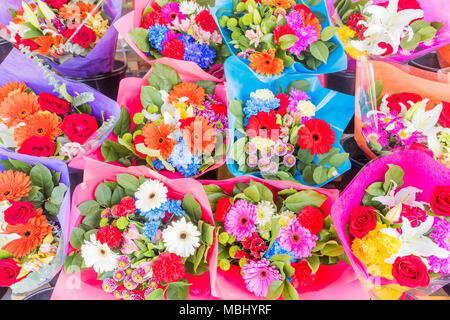 Blumensträuße für den Verkauf außerhalb Convenience Store. Stockfoto