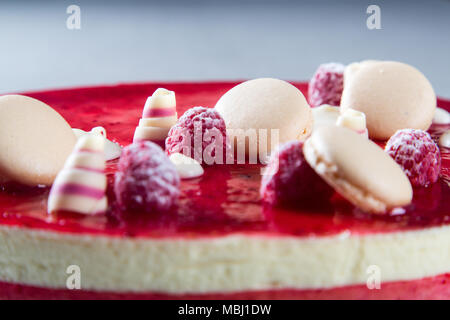 Dekoration mit Himbeeren, Schokolade und Kekse auf der Torte Stockfoto