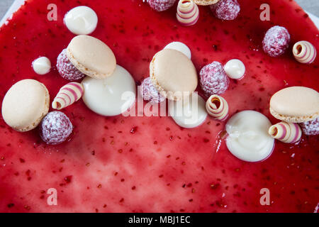 Dekoration mit Himbeeren, Schokolade und Kekse auf der Torte Stockfoto