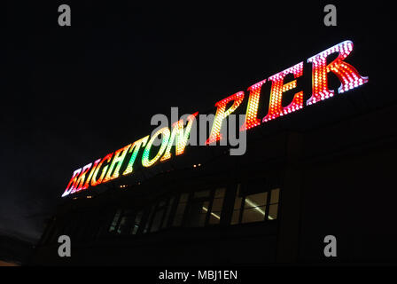 Helle Pier Zeichen in der Nacht Stockfoto