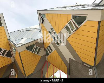 Cube Häuser (Kubuswoningen) sind eine Reihe von innovativen Häuser in Rotterdam gebaut, entworfen vom Architekten Piet Blom Stockfoto