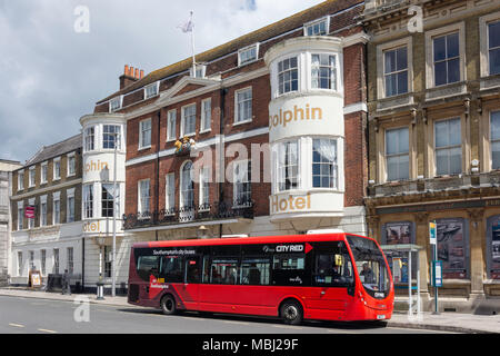 Erste Stadt Red Bus außerhalb des Dolphin Hotel, High Street, Southampton, Hampshire, England, Vereinigtes Königreich Stockfoto