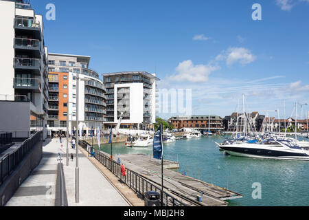 Kai im Ocean Village Marina, Southampton, Hampshire, England, Vereinigtes Königreich Stockfoto