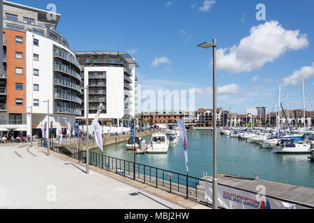 Kai im Ocean Village Marina, Southampton, Hampshire, England, Vereinigtes Königreich Stockfoto