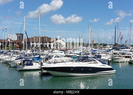 Boote im Ocean Village Marina, Southampton, Hampshire, England, Vereinigtes Königreich Stockfoto