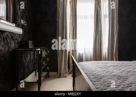 Schlafzimmer im schwarzen Stil mit dunklen Interior Design, riesige