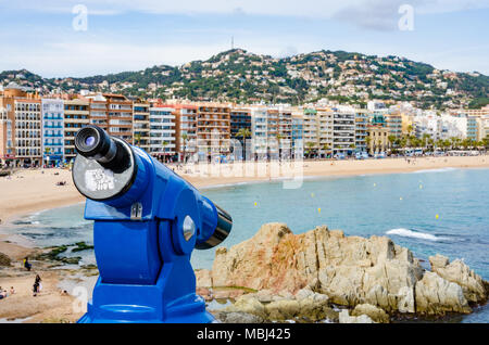 Ein blaues Teleskop positioniert ein Lloret de Mar und die Leute am Strand zu sehen. Stockfoto