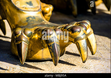 Eine bronze lion Paw, eine Statue, die in der Verbotenen Stadt Stockfoto