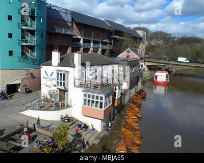 Das Bootshaus am Fluss in Durham City tragen, County Durham, England, genommen her Elvet Brücke. Stockfoto