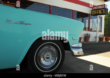 Ein vintage Ford Ranch Wagon Automobil wird dargestellt, vor dem Wigwam Motel Büro an der historischen Route 66 in Holbrook, Arizona. Stockfoto