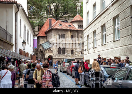 Prag, tschechische Republik - 05 September, 2016: die Menschen besuchen Klausen Synagoge, die ist die größte Synagoge im ehemaligen Prager Jüdischen Ghetto. Stockfoto