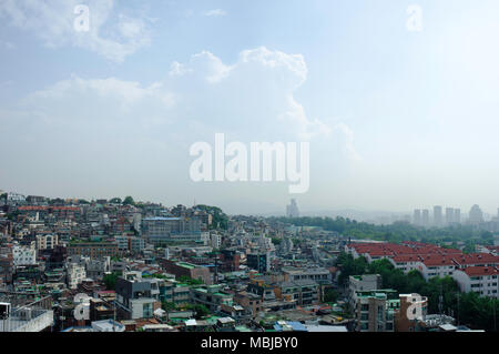 Ein Blick auf die Yongsan Viertel von Seoul, Südkorea in der warmen, regnerischen Sommer Monsun. Stockfoto