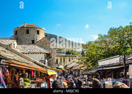 Touristen Masse die Hauptstraße durch die Altstadt von Mostar, Bosnien und Herzegowina, wie Sie durch die Geschäfte mit Souvenirs und Geschenke Pass Stockfoto