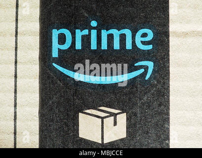 SEATTLE, USA - ca. Dezember 2017: Amazon Prime Label auf einem Paket Stockfoto