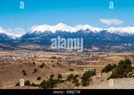 Panorama Ansicht der Sawatch Range, schneebedeckten Rocky Mountains; den Arkansas River Valley und historischen Salida, Colorado, USA Stockfoto