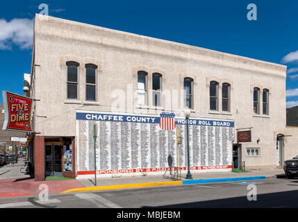 Chaffee County Honor Roll Board; vor kurzem restauriert Weltkrieg commemorative Wandbild an Soldaten im Zentrum der historischen Gebäude; Salida, Colorado, USA Stockfoto