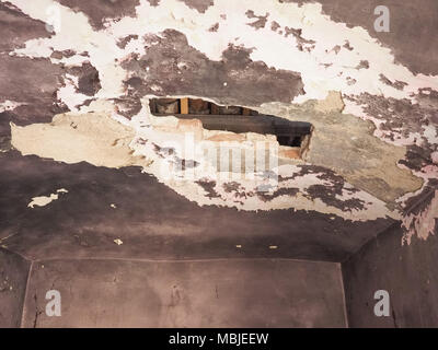Schäden durch Feuchtigkeit Feuchtigkeit und Wasser dringt auf Wand und Gewölbe Decke verursacht Stockfoto