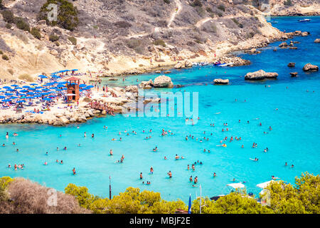 Menschen am berühmten Strand von Konnos Bay Beach in der Nähe von Protaras, Ayia Napa. Bezirk Famagusta, Zypern. Stockfoto