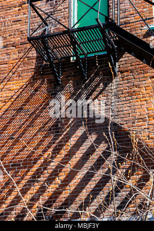 Iron Fire escape Grafik wirft Schatten auf historischen Backsteingebäude; National Historic District; Salida, Colorado, USA Stockfoto