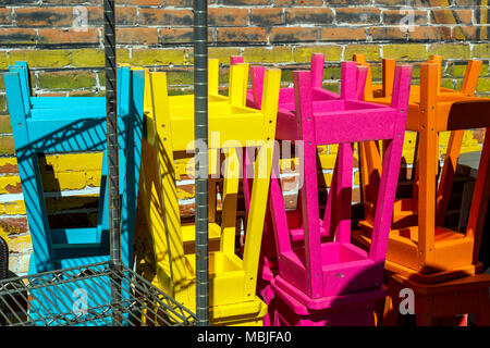 Bunte Stühle stapeln outside cafe; Bootshaus Cantina; Salida, Colorado, USA Stockfoto