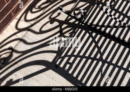 Schmiedeeisen Sitzbank erstellt Grafik abstrakt Schatten mustern; National Historic District; Salida, Colorado, USA Stockfoto