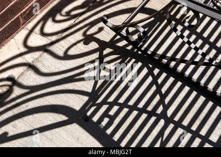 Schmiedeeisen Sitzbank erstellt Grafik abstrakt Schatten mustern; National Historic District; Salida, Colorado, USA Stockfoto