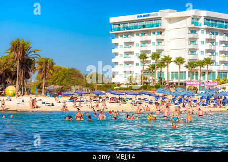 AYIA NAPA, Zypern - 18 August, 2016: Blick auf Vathia Gonia Strand (Sandy Bay). Stockfoto