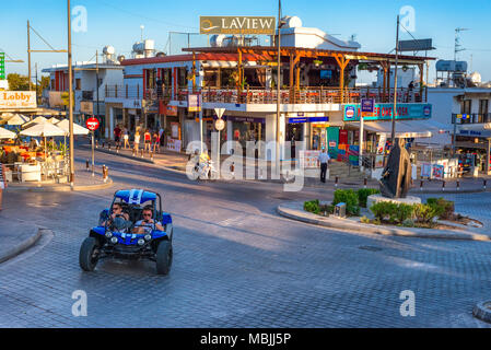 AYIA NAPA, Zypern - 18 August, 2016: Innenstadt mit Touristen befreien ein Quad. Stockfoto