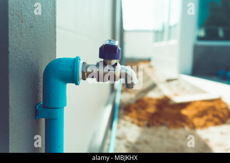 Wasser auf blur Hintergrund tippen Stockfoto