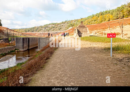 Der Lac de Guerlédan ist zwischen April und November 2015 abgelassen werden, Côtes-d'Armor, Bretagne, Frankreich. Stockfoto