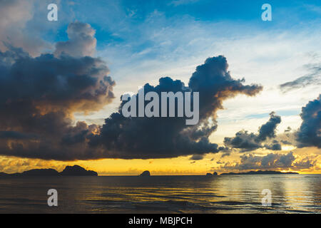 Sonnenuntergang am Meer. Stockfoto