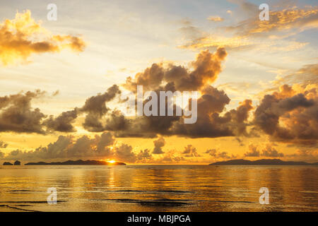 Sonnenuntergang am Meer. Stockfoto