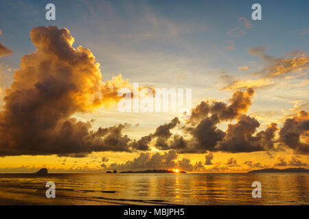 Sonnenuntergang am Meer. Stockfoto