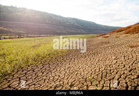 Der Lac de Guerlédan ist zwischen April und November 2015 abgelassen werden, Côtes-d'Armor, Bretagne, Frankreich. Stockfoto